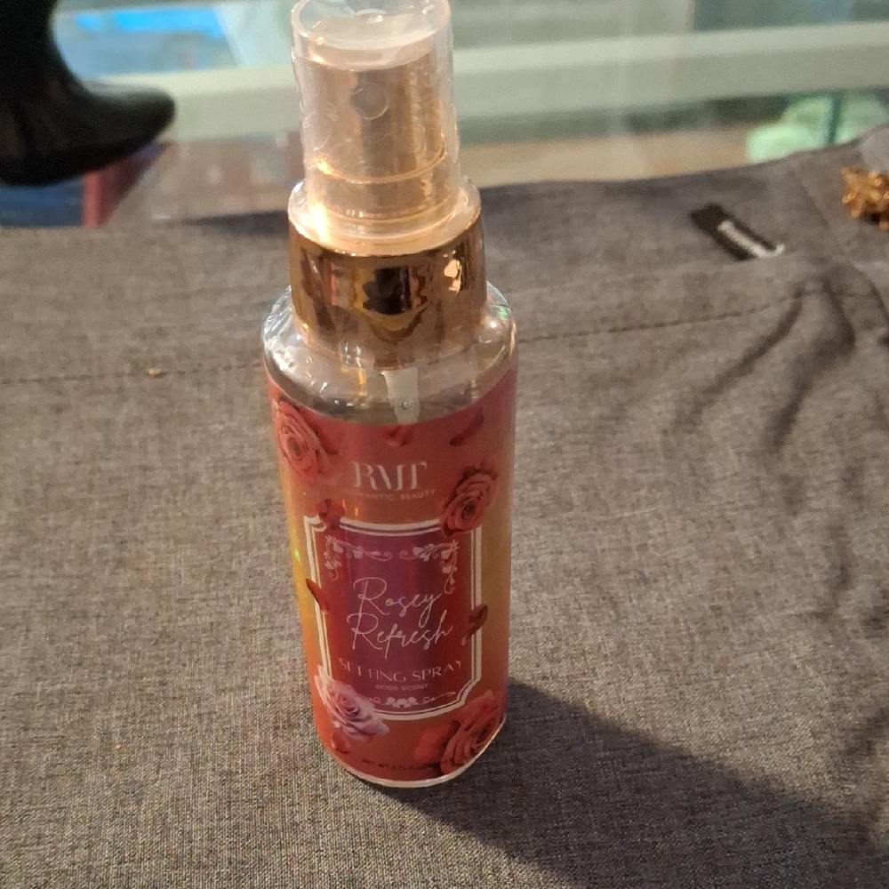 ⭐️RVT Rosy Refresh Setting Spray - Gold and Red